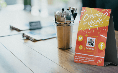 電話に保存機能があるビジネスカードの QR コードのアイデア